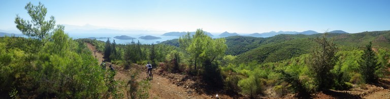 Cycliste sur la côte Lycienne (Vidas organisations)