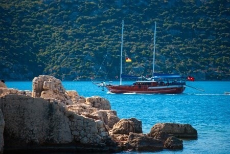 un caique sort de la baie en Croatie (Vidas)