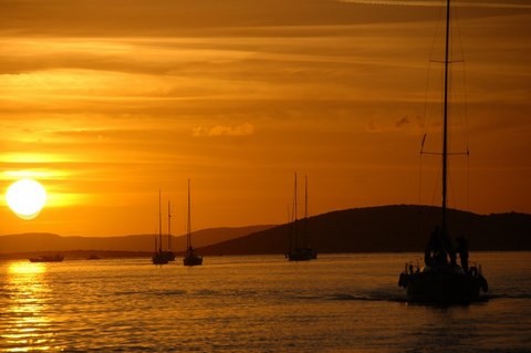le jour tombe dans la baie, Kornati, Croatie