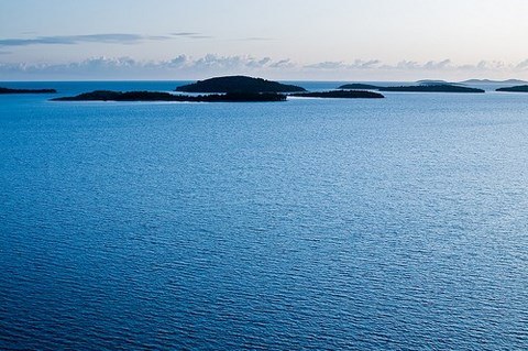 les Kornati se déssinent au loin, Croatie