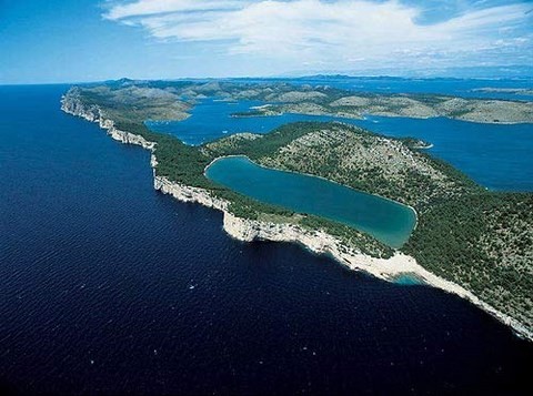 un lac au bord de mer. Kornati, Croatie